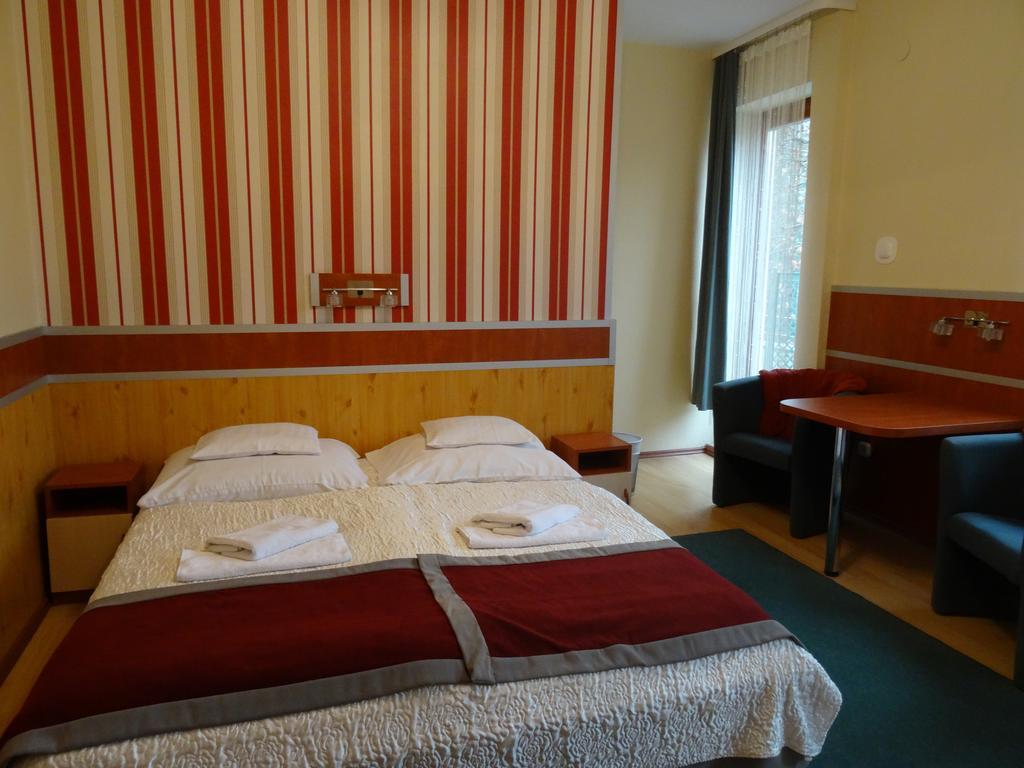 Fortuna Hotel Miskolc Phòng bức ảnh
